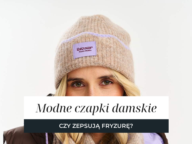 Trzy czapki damskie na jasnym tle, kobaltowa balaklawa o warkoczowym splocie, beżowa włochata beanie i czapka z daszkiem z wełnianej kraty z haftem żurawia.
