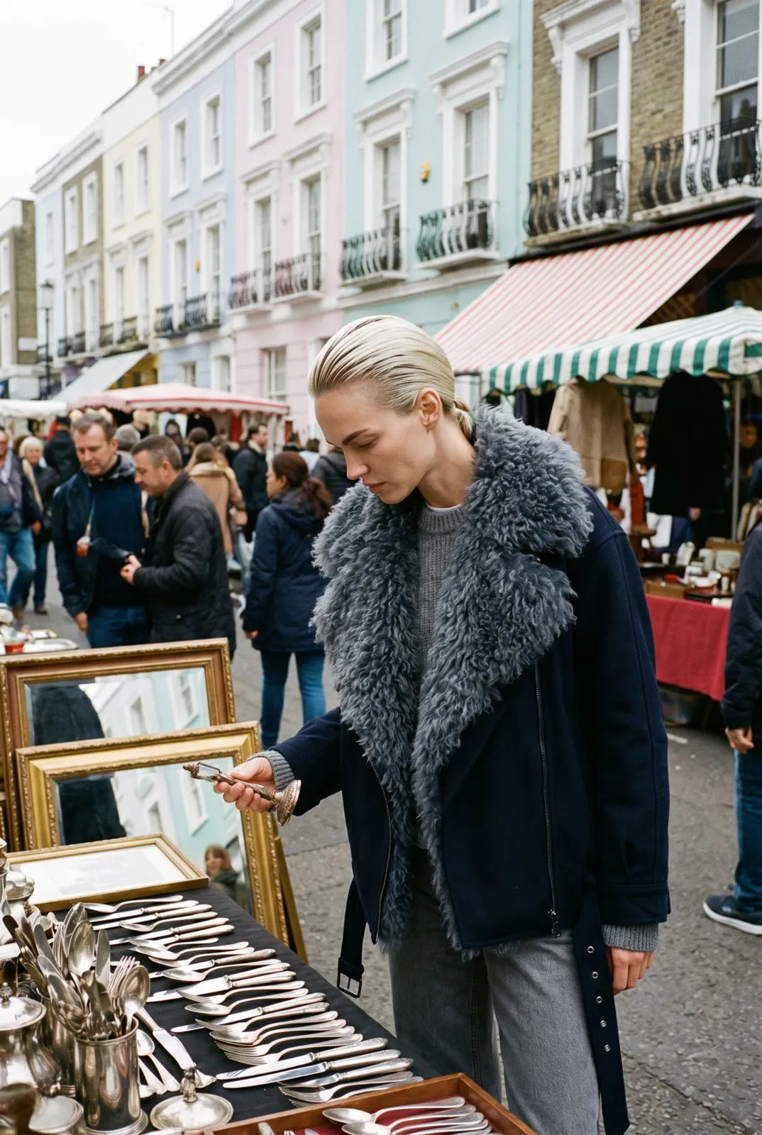 Kurtka z kożuszkiem przy straganie ze srebrem na Portobello Road